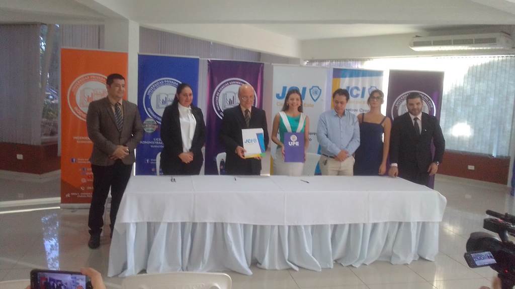 Firma de Convenio entre la Facultad de Ciencias Administrativas y Contables UPE y la JCI Ciudad del Este